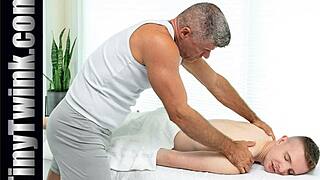 Poket Gays Otot dan Muka Comel Cairkan Hati sebagai Twink Kecil 18+