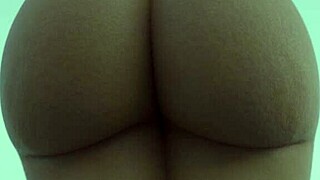 Negra gostosa exibindo sua bunda enorme na camera