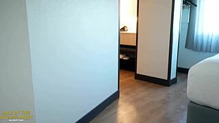 الخالة بزازها كبيرة ضبطته وهو بيضرب على هنتاي، فقررت تساعده