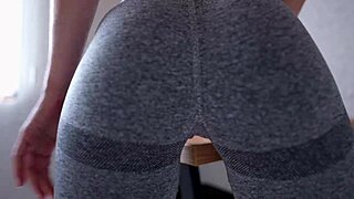 นวดโต๊ะแล้วแตกเต็มๆ กับกางเกงโยคะสีเทา โคตรเสียว!