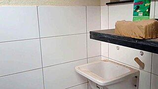 Jsem ohromený, sleduju horkou brazilskou bossku, jak ji vrtá na místě