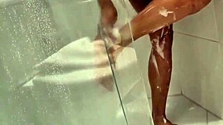 Neighbor visits latina in bath for blowjob