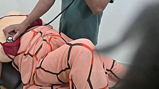 Ινδός γιατρός εξετάζει γυναίκα ασθενή σε λεπτομερή επίσκεψη στην κλινική