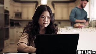 Cambiándose De Ropa Con Una Criada Caliente