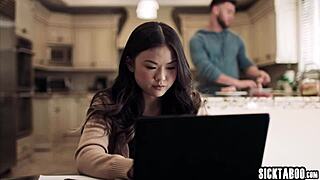 Cambiándose De Ropa Con Una Criada Caliente