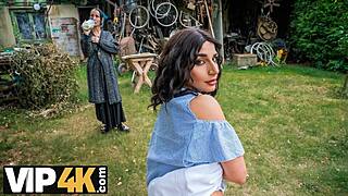 Охотник наслаждается сексом на природе с горячей брюнеткой