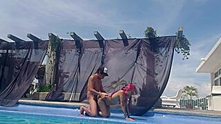 esto pasa cuando tu prima no lleva traje de baño cuando va a la alberca