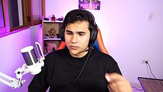 pareja de streamers follan en directo pov creampie