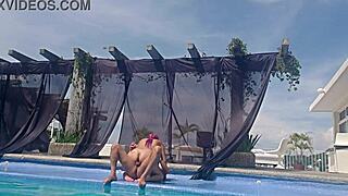 esto pasa cuando tu prima no lleva traje de baño cuando va a la alberca