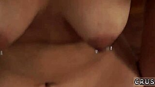 Prsatá mladá holka tajně šuká dildo na webce s POV akcí