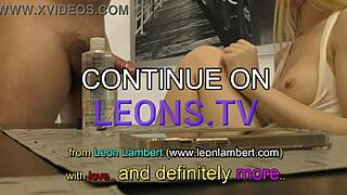 Kiihottunut pieni blonki tanssii, väläyttää pillua casting-hauskassa