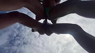 Eu e meus amigos levamos as gostosas para fuder no mato