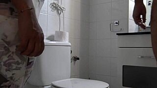 Nevlastní matka vzrušená sledováním nevlastního syna v tabu rodinném voyeur okamžiku