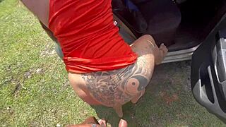 Eu e meus amigos levamos as gostosas para fuder no mato