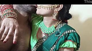 इंडियन वाइफ ने पहली बार बेडरूम में डर्टी टॉक के साथ हैंडजॉब और ब्लोजॉब दिया