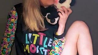 Bonneyuwu - 15 08 Pijama Masturbacion Dildo y Peluche