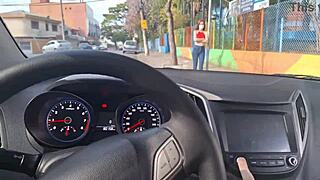 Julkinen runkkaus autossa kovan tiedon metsästyksessä