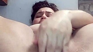 Perra zorra masturbates and squirts a huge stream