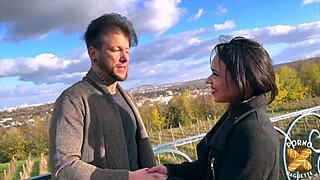 Christina petite 18+ milf brunette dechaine pour sa premiere video