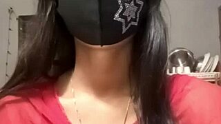 Indian Girl in Steamy Live Sex Video