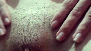 essa novinha puta mostra buceta peluda na rua