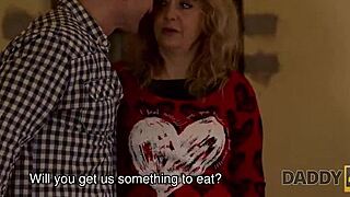 Όμορφες κοπέλες Eveline και Silvia δελεάζουν μεγαλύτερους άντρες σε 4k θρίλερ