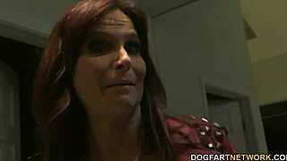 डिटेक्टिव सायरेन डीमर बिग ब्लैक डिक एनल के लिए लेती है, ग्लोरीहोल पर