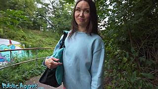 Fitness-MILF Kristina Grace gibt öffentlichen Blowjob und schnellen Outdoor-Fick