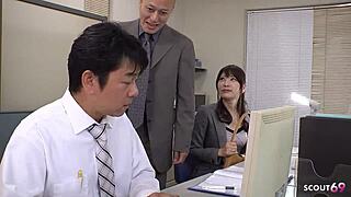 Cewek Kantor Jepang Rayu Rekan Kerja Buat Ngemut dan Keluar di Mulut