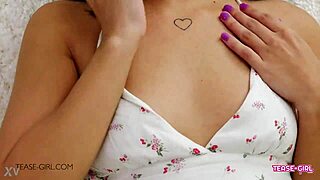 Wow, petite teen, show that perfect body on sofa!