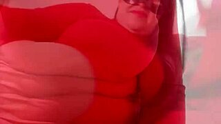 Hey, watch this juicy blonde milf show off huge lips in solo play