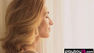 Chuda ukraińska nastolatka Cara Mell zdejmuje seksowną białą bieliznę