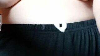 สาวท้อง MILF ถ่มน้ำลายใส่นมใหญ่และหัวนมเพื่อความมันส์