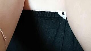 สาวท้อง MILF ถ่มน้ำลายใส่นมใหญ่และหัวนมเพื่อความมันส์