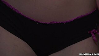 Yaramaz kız üvey dedeyi cowgirl pozisyonunda yatakta beceriyor, vay be!