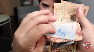 Mamei muito na rola do moz�o at� receber todo o leitinho pra poder gastar com bruzinha