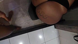 Paty Butt v amaterskem videu z veliko rito in dlakavino