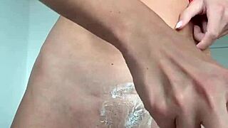 Venkovní sprcha a pak holení píči dočista