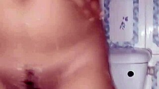 горячая игра с вибратором в моей душевой