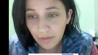 Angeles Correa performs in this Argentinian video.