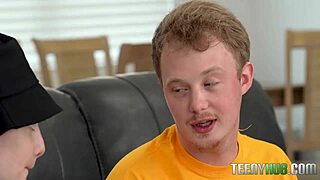 אמא חורגת מלמדת למצוץ זין