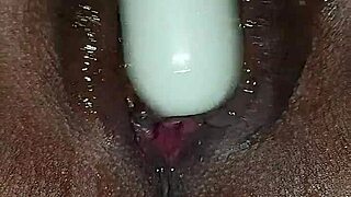 ¡Mira esta puta masturbándose duro con su consolador!