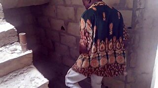 Straatjongen verleidt oranje verkoper voor ruwe bouw neuk