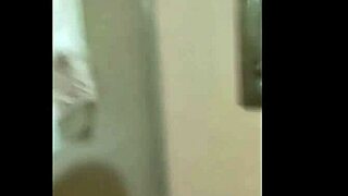 Esposa fantasia fudendo com outro enquanto fode com corno