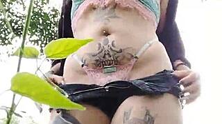 Novinha de curitiba adora se mostrar pros machos no mato