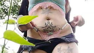 Novinha de curitiba adora se mostrar pros machos no mato