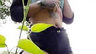 Novinha de curitiba adora se mostrar pros machos no mato