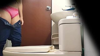 Kamera Spy Tangkap Stepsister Argentina Pipis Rahasia