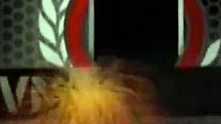 ציצים גדולים בוגרת ג'וליה אן, רטובה ומוכנה למזיין תחת?