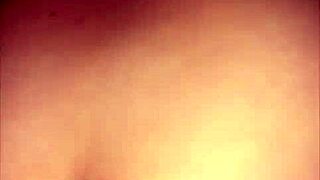 latina puta mamando y cabalgando a cliente afortunado hasta sacarle su leche